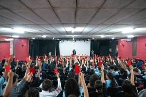 Mais de 500 estudantes do Gama participam de palestra sobre letramento racial