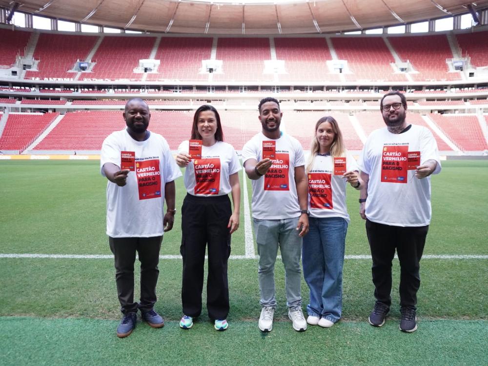 Capa da notícia: ‘Cartão Vermelho para o Racismo’ volta a campo e reforça combate à discriminação no futebol